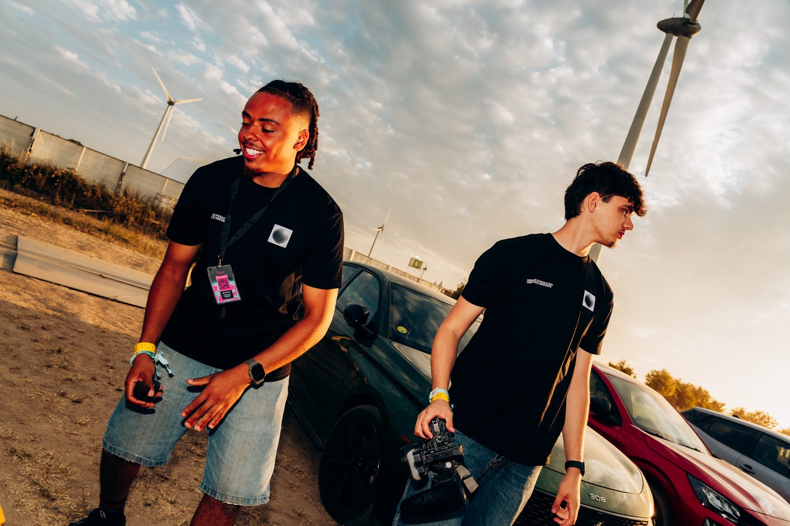 Lucas caméra en main avec un collègue de La Boule, au Dour Festival