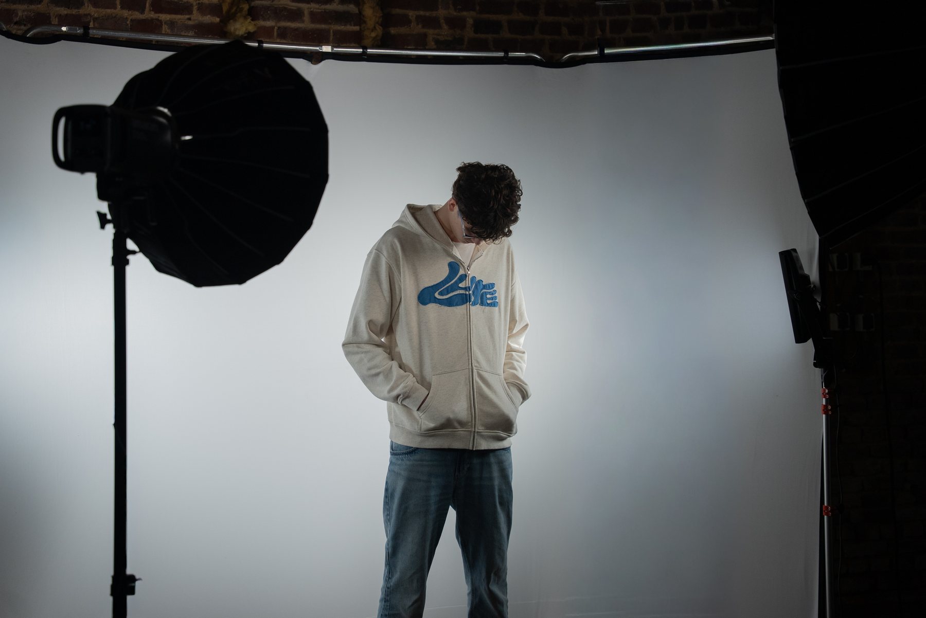 Shooting studio d'un sweat Lure, softbox et fond blanc