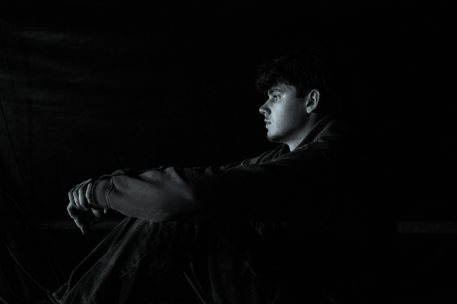 Portrait de profil de Lucas en noir et blanc